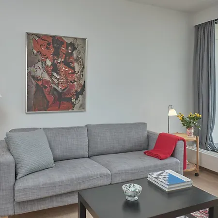 Flot I To Plan Med Udsigt Over Vig Og Taet Pa Bymidten *