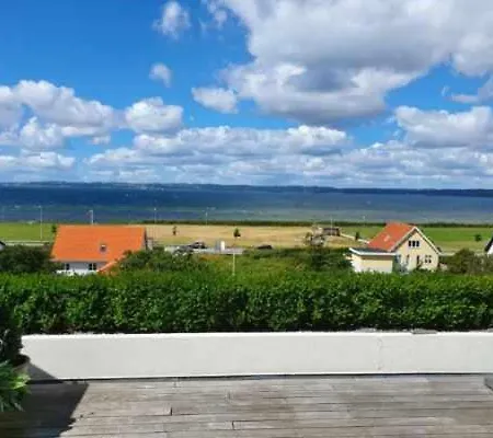 Flot I To Plan Med Udsigt Over Vig Og Taet Pa Bymidten Nyaraló